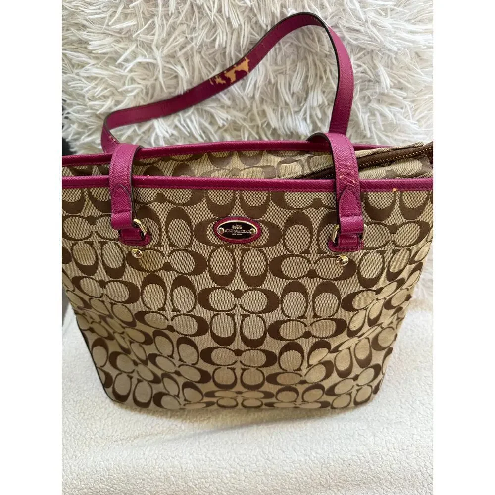 Coach 12cm Signature Zip Top “City Tote”.